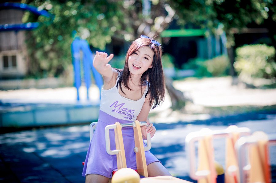 “好像蝉儿姐姐这些年也没变过，反倒是我们都快老了，你说是不是夫君偏心，传了蝉儿姐姐什么不传之秘？”小乔好奇道。